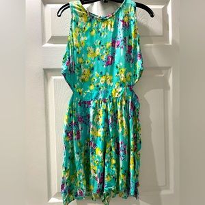 Side cutout flowy romper